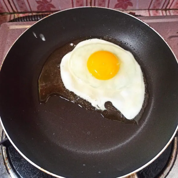 Panaskan sedikit minyak goreng kemudian ceplok telur dan tambahkan sedikit garam, goreng hingga matang.