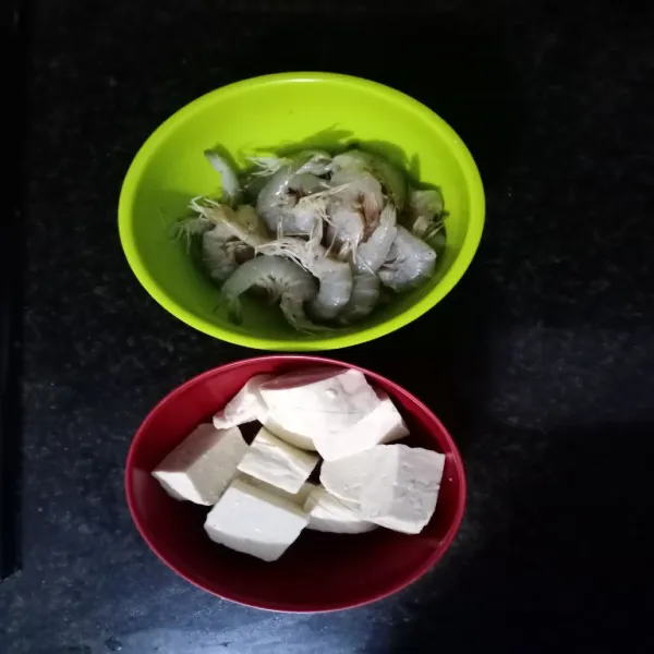 Siapkan udang dan tahu yang telah ditaburi garam. Beri perasan jeruk nipis pada udang.