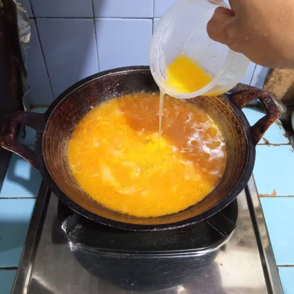 Tuang air, masak hingga mendidih, masak dengan api kecil, kemudian masukkan telur, aduk.