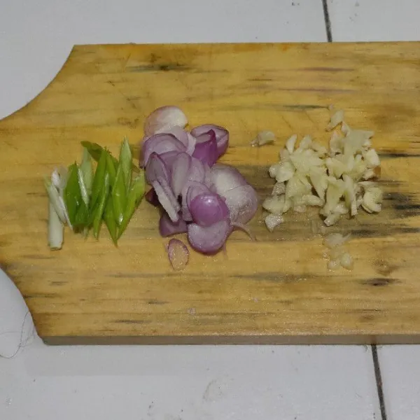 Rajang bawang merah, bawang putih dan bawang prei.