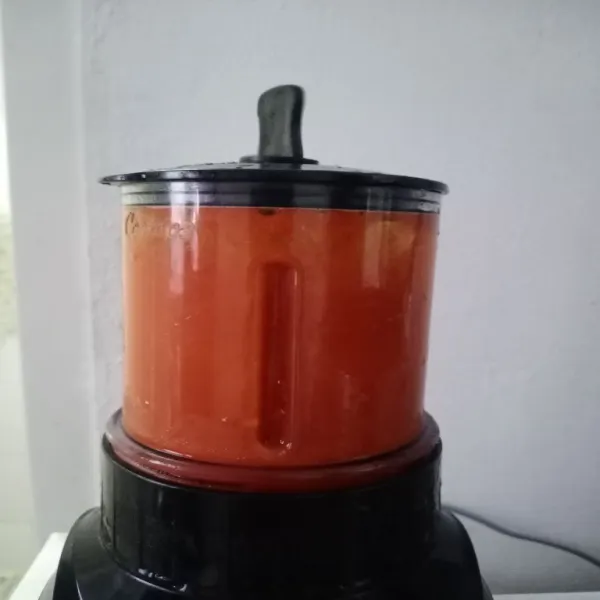 Haluskan cabai, bawang merah, bawang putih dan gula merah. Beri sedikit air.