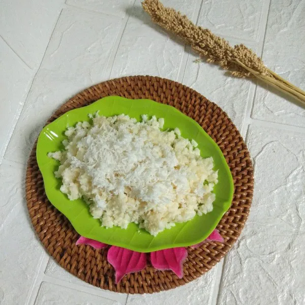Terakhir taburi kelapa parut, gethuk singkong siap disajikan.