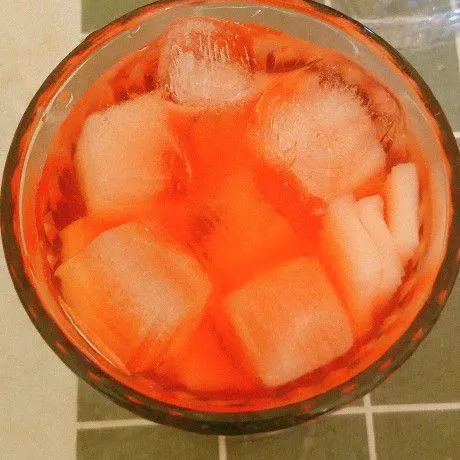 Tambahkan air. Masukkan Nutrijell tadi. Aduk-aduk. Terakhir tambahkan es batu secukupnya. Sajikan