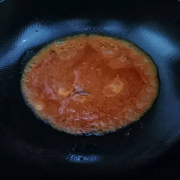 Tumis bumbu balado. Masukkan air dan tunggu hingga matang.