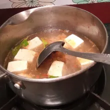 Masukkan potongan tahu. Aduk.
