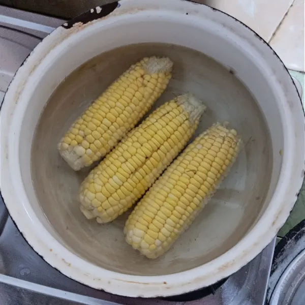 Rebus jagung manis sampai matang.