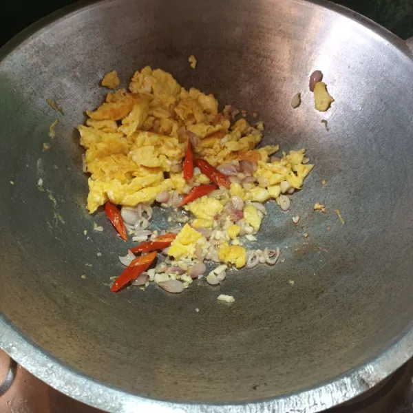 Panaskan minyak goreng, lalu tumis bawang merah, bawang putih dan cabe sampai harum. Lalu masukan telur. Aduk orak-arik.