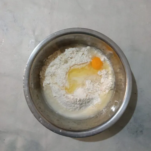 Campur tepung terigu, telur dan air es. Aduk rata.