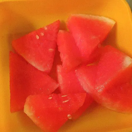 Siapkan buah semangka. Potong kotak kecil.