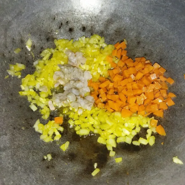 Lelehkan margarin, lalu tumis bawang putih dan bawang bombay hingga harum, masukkan wortel dan udang, aduk rata.