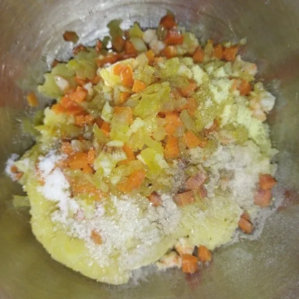 Masukkan bahan yang tadi ditumis ke dalam wadah yang berisi kentang halus, beri garam, lada bubuk, kaldu bubuk dan gula pasir.