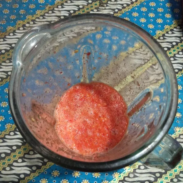 Masukkan cabai rawit, cabai merah, bawang putih, bawang merah dan tomat ke dalam blender, lalu blender hingga halus.