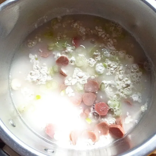 Campur terigu, tapioka, sosis, garam, kaldu bubuk, lada bubuk, bawang putih, garam dan air jadi satu aduk rata.