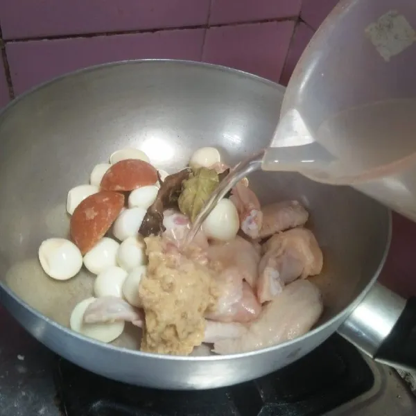 Masukkan telur puyuh, ayam, bumbu halus, daun salam, gula jawa dan air kelapa di dalam panci. Lalu rebus.