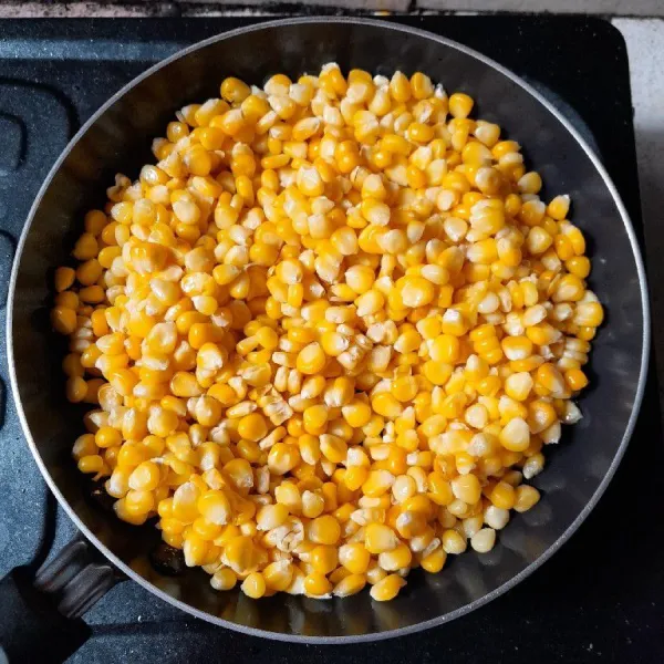 Lelehkan butter, tumis jagung sebentar.