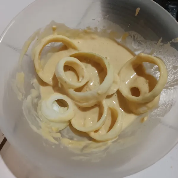 Lalu masukan bawang bombay kedalam adonan. Lumuri sampai rata.