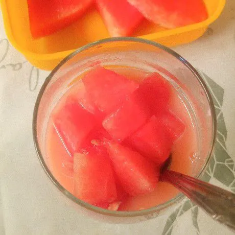 Tuang air secukupnya. Kemudian masukkan semangka.