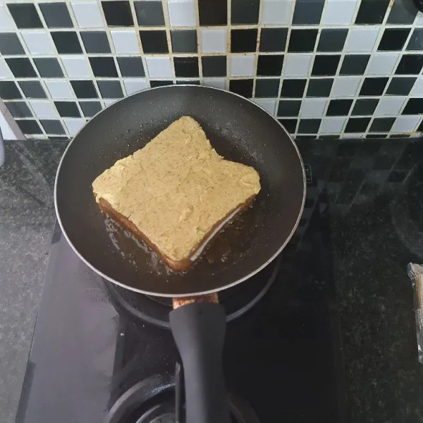 Tutup lembaran keju dengan roti tawar kembali. Panggang bagian atas dan bawah roti, dan sajikan.