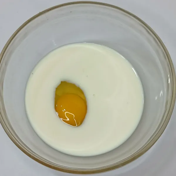 Kocok telur, susu, pasta vanilla.