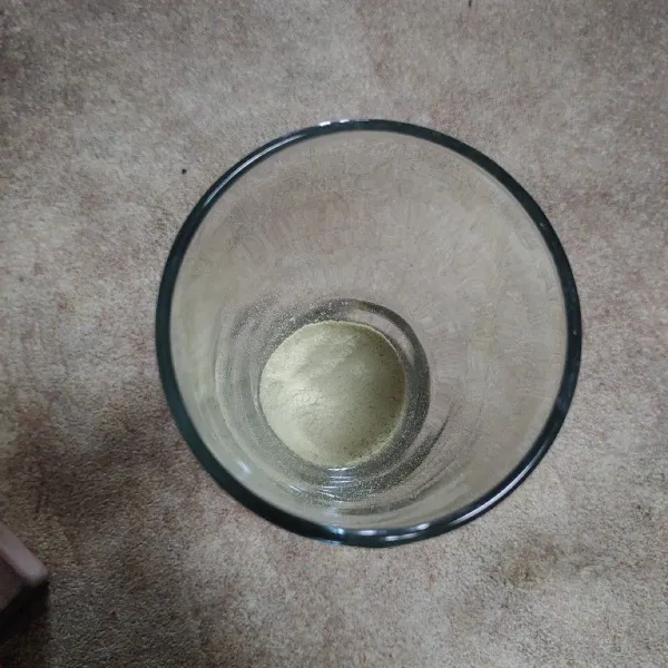 Masukan bubuk minuman matcha kedalam gelas.