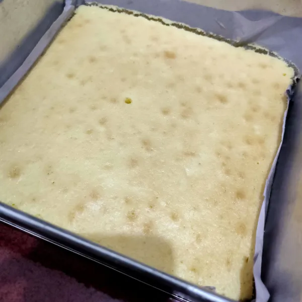 Tuang kedalam loyang yang sudah diberi alas baking paper, lalu oven dengan suhu 180° api atas bawah hingga cake matang angkat dan dinginkan