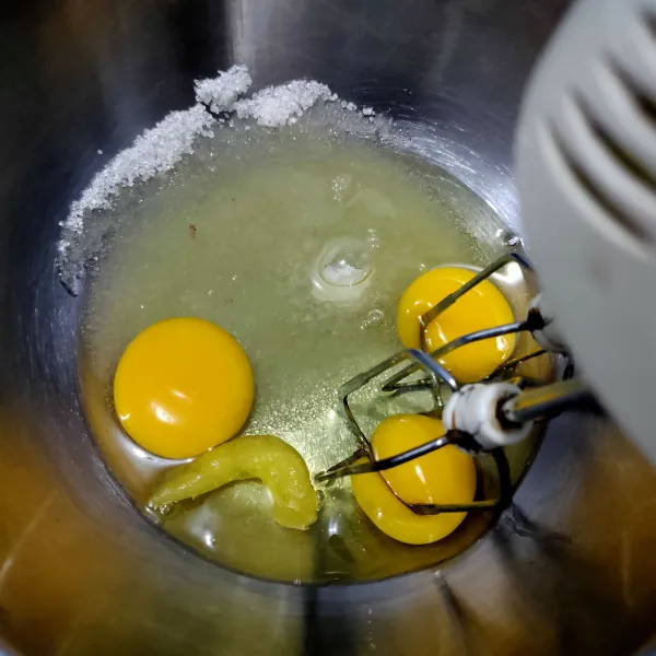 Pertama kita buat cake Vania terlibih dahulu, mixer telur, gula pasir dan sp hingga mengembang putih berjejak