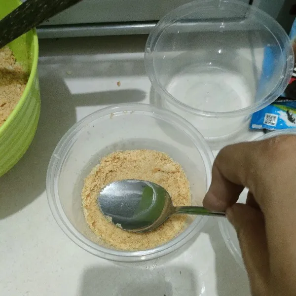 Ambil beberapa sendok makan biskuit, masukkan dalam mangkuk sambil dipadatkan.