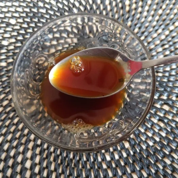 Campurkan kopi dan teh dalam satu wadah aduk rata.