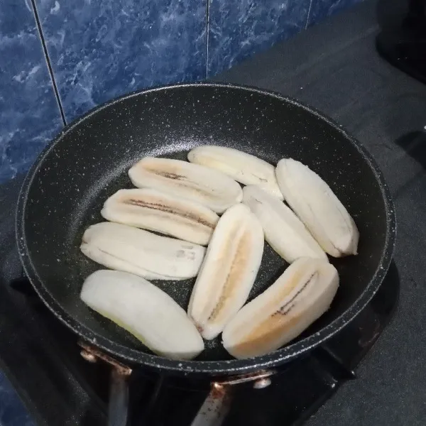 Lalu tata pisang di atas teflon.