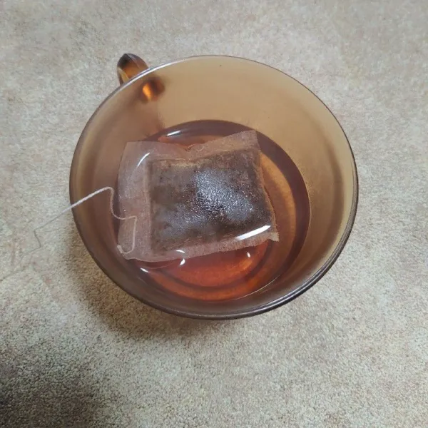 Seduh teh celup dengan air panas dan biarkan sejenak hingga teh berwarna pekat. Sisihkan