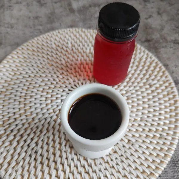 Siapkan sirup cocopandan dan kopi yang sudah diseduh dengan air panas.