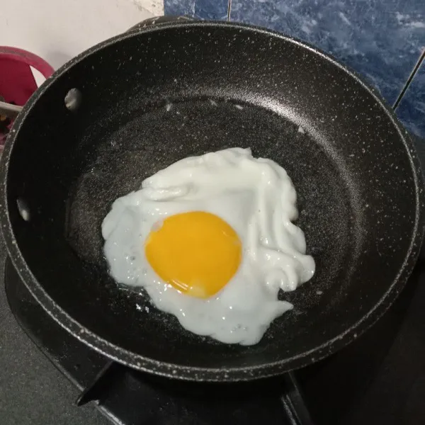 Lalu masukkan telur. (Karena teflonnya lebar, putih telurnya melebar).