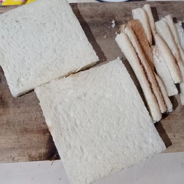 Siapkan roti tawar, lalu potong bagian kulit pinggirnya.