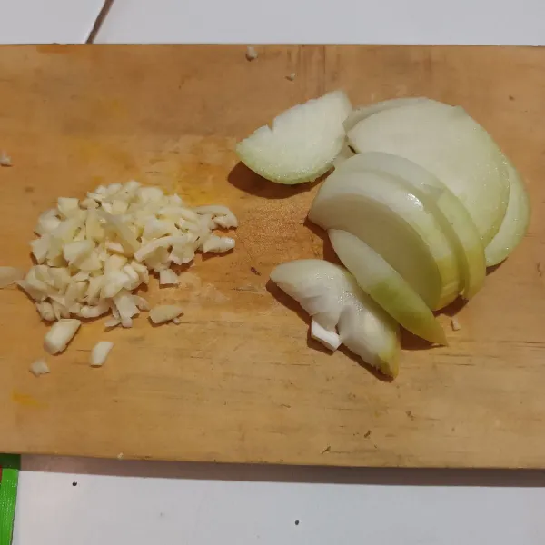 Potong bawang bombay. Lalu cincang bawang putih dan sisihkan.