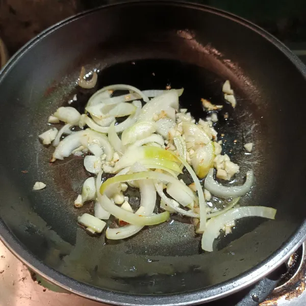 Panaskan minyak goreng. Lalu tumis bawang bombay dan bawang putih sampai harum.