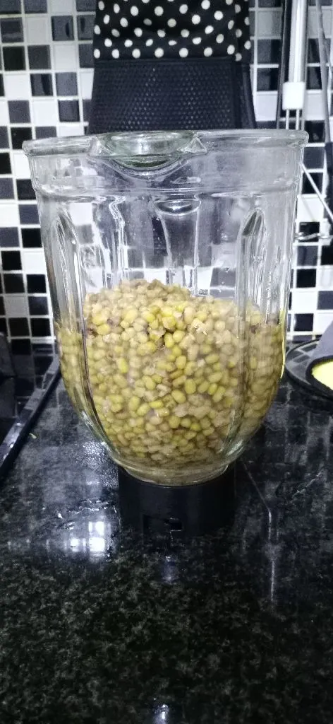 Haluskan kacang hijau menggunakan blender.