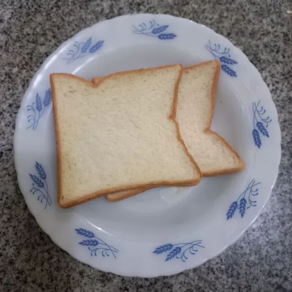 Siapkan roti tawar.