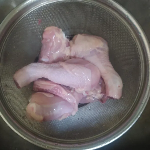 Cuci bersih ayam dengan air yg mengalir sambil dibersihkan bulu ayam yg masih menempel.