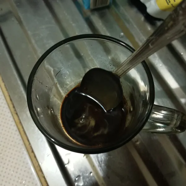 Aduk kopi dengan air hangat