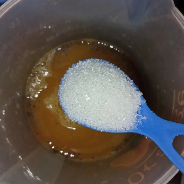 Tambahkan gula kedalam wadah jeruk.