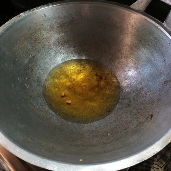 Kemudian panaskan minyak goreng.