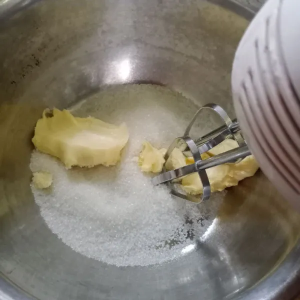 Mixer margarin dan gula pasir sampai lembut.