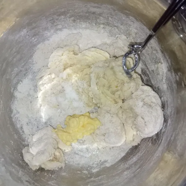 Mixer hingga tercampur rata kemudian masukkan butter dan garam.