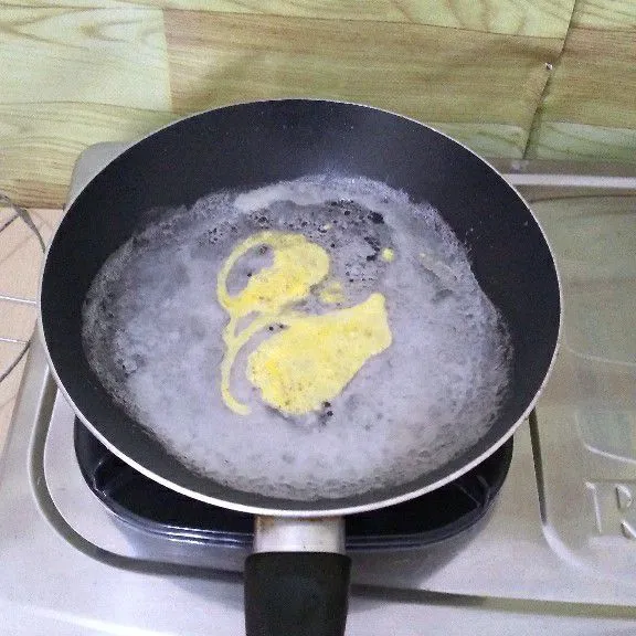 Tuang 1 centong sayur adonan aci ke atas telur.
