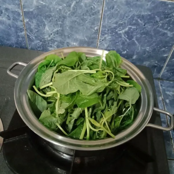 Didihkan air dengan garam dan kaldu jamur dalam panci. Kemudian masukkan sayur.