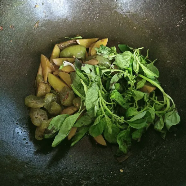 Cuci bersih daun kemangi lalu tiriskan. Masukkan ke dalam wajan, oseng sampai tercampur dan daun kemangi layu. Sudah siap disajikan.