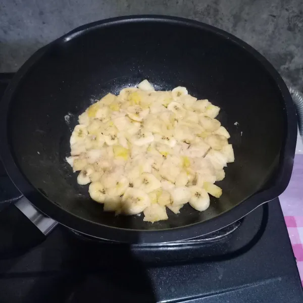 Panaskan pan. Kecilkan api dan tuang campuran bahan ke dalam pan. Kemudian ratakan.