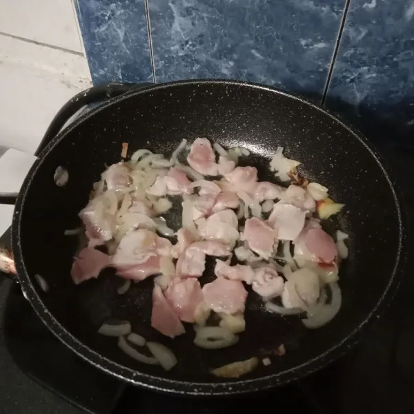 Lalu masukkan ayam. Aduk sampai daging ayam berubah warna