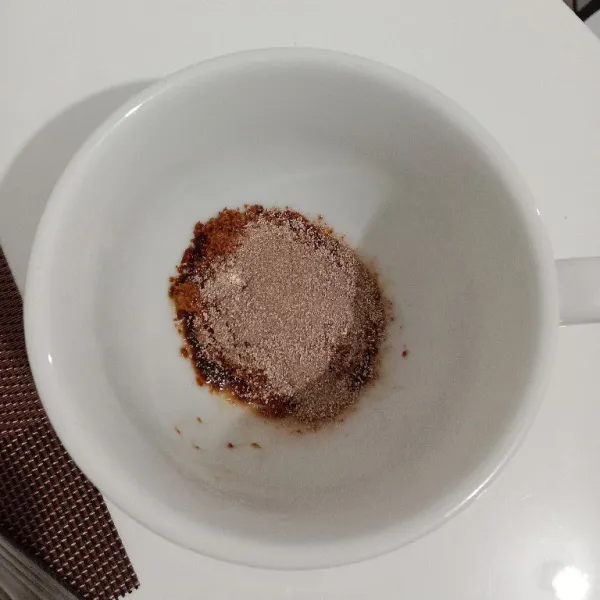 Tuang kopi dan cokelat ke dalam gelas saji.