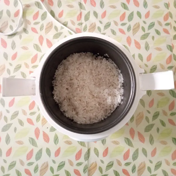 Cuci bersih beras, lalu masukkan ke dalam magic com.